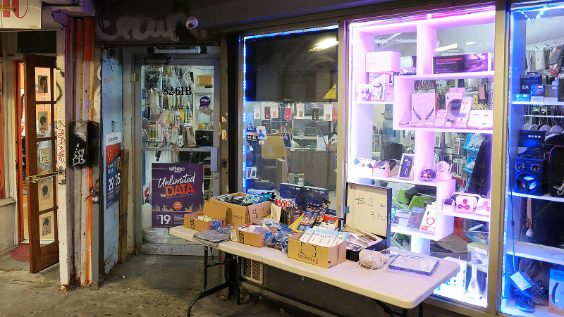 This sketchy shop was a goldmine of outdated laptops, but they were completely sold out of ThinkPads.